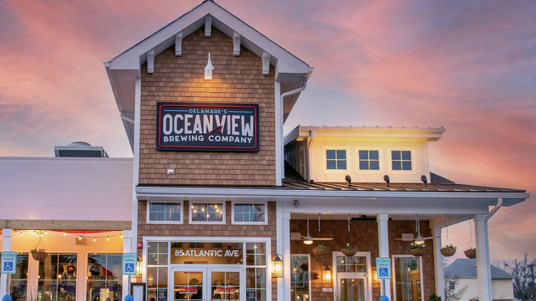 Ocean View Brewing Company con un cielo al atardecer al fondo