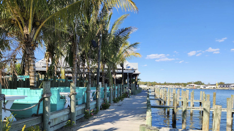 El puerto deportivo y las casetas de Paradise Grill en Long Neck, Delaware