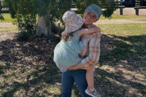 Bindi Irwin advirtió sobre la vergüenza de mamá de la manera más dulce: ‘Todo el mundo tiene un viaje diferente’