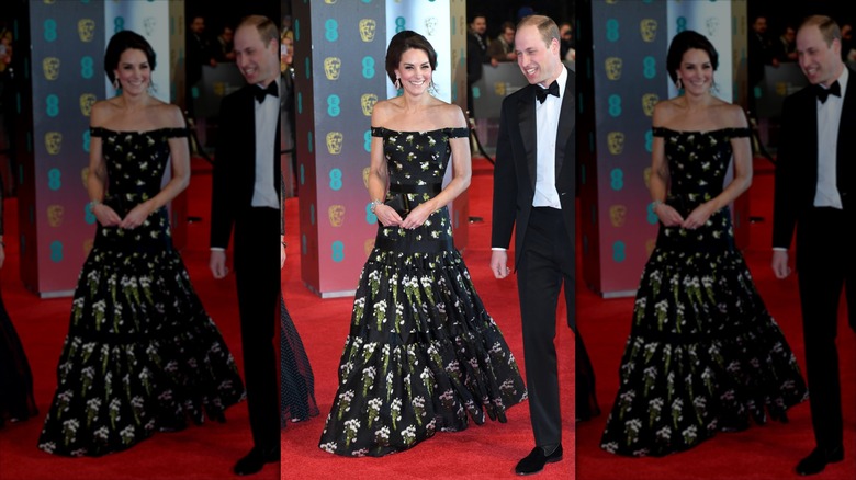 Kate Middleton sonríe luciendo un vestido floral de tres capas junto al príncipe William