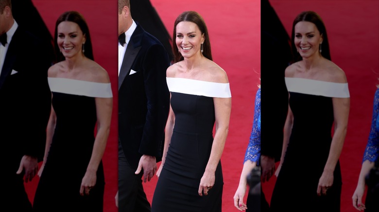 Kate Middleton sonríe con un vestido monocromático con hombros descubiertos