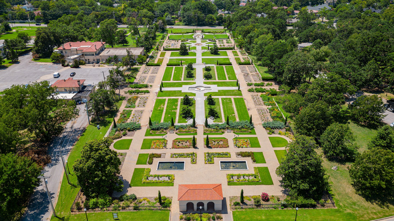 Vista aérea de senderos que serpentean a través de los jardines de Woodward Park en Tulsa, Oklahoma