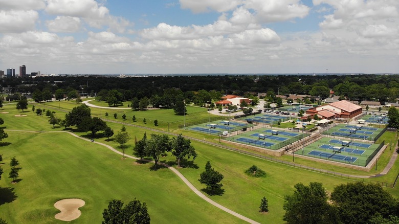 Vista aérea de las canchas de golf y tenis en Tulsa, el parque LaFortune de Oklahoma