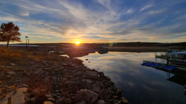 Puesta de sol sobre el lago y la orilla del Parque Estatal Keystone en Oklahoma