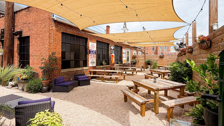 La zona para sentarse al aire libre en Gem's Alehouse en Greencastle, Pensilvania
