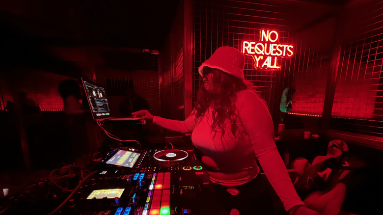 Un DJ actúa en MJQ Concourse en el Metro de Atlanta.
