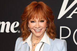 6 peinados de Reba McEntire perfectos para mujeres mayores de 40 años