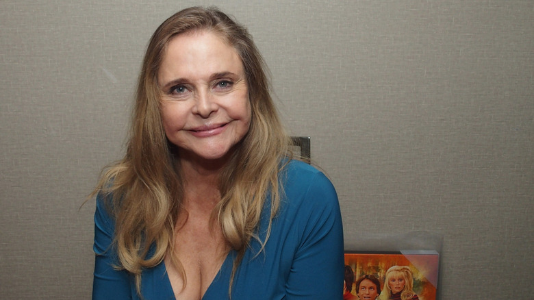 Priscilla Barnes en el encuentro y saludo