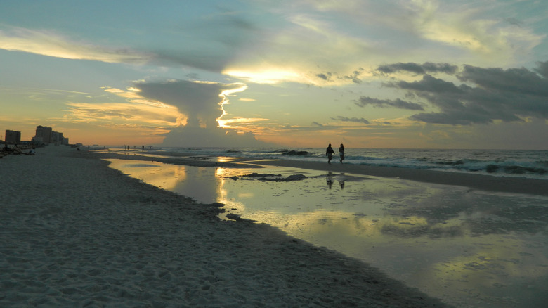 Atardecer en la playa pública de Gulf Shores en Alabama