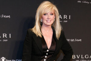 8 fotos del voluminoso flequillo de Morgan Fairchild que te harán alcanzar las tijeras