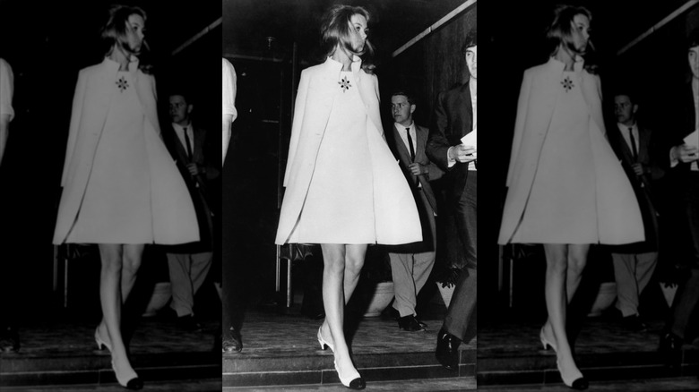 Jean Shrimpton desfila con un minivestido blanco