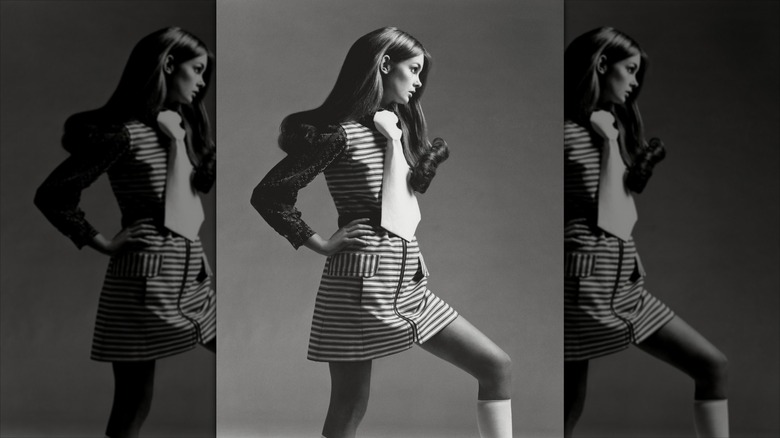 Jean Shrimpton posa con una corbata oversize y un minivestido de rayas