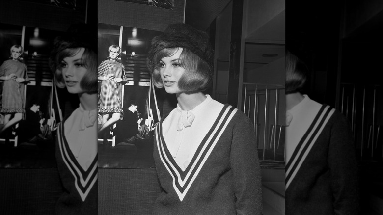 Jean Shrimpton con un suéter estilo marinero a rayas y un bob corto