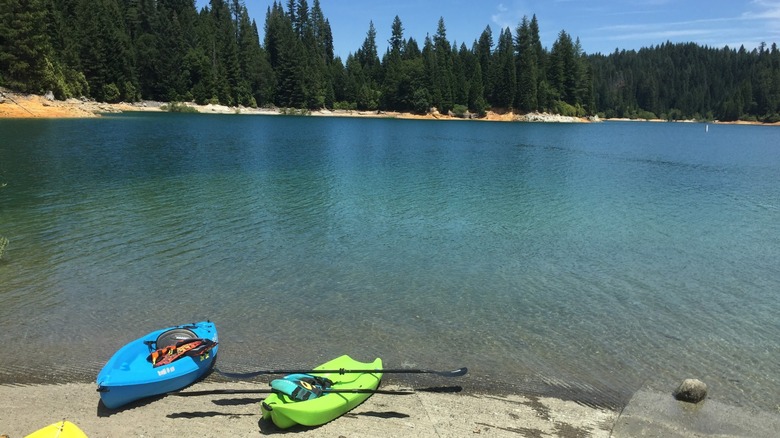 Dos kayaks descansando en la orilla del embalse de Sly Creek.