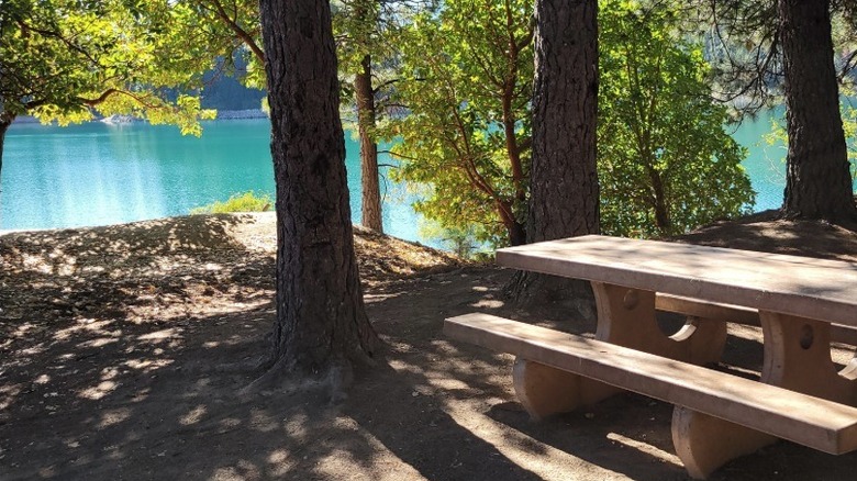 Una mesa de picnic en el campamento de Sly Creek con vista al embalse de Sly Creek.