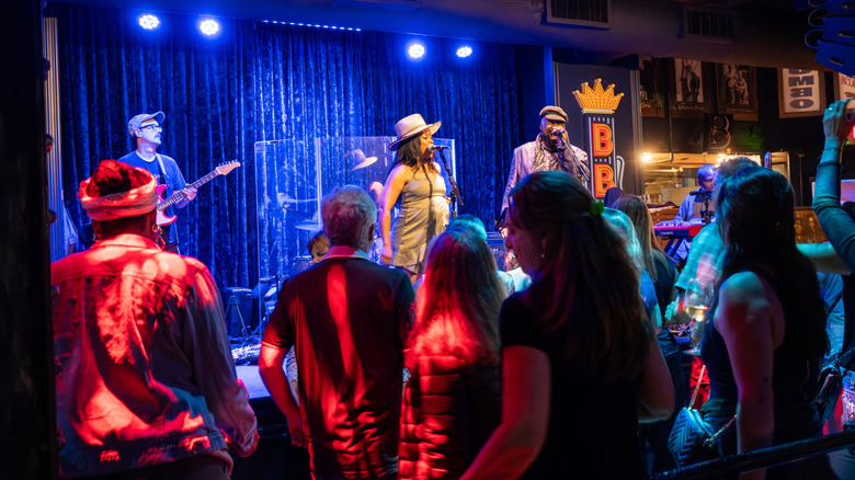 Una banda de blues en vivo actúa frente a una multitud en BB King's Blues Club en Beale Street.