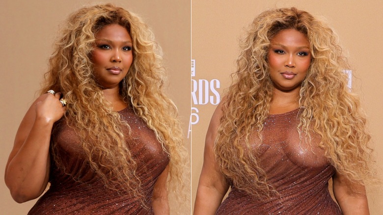 Lizzo con pelo rubio rizado en 2026