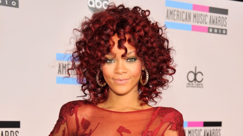 Rihanna con el pelo rojo y rizado en los AMA 2010