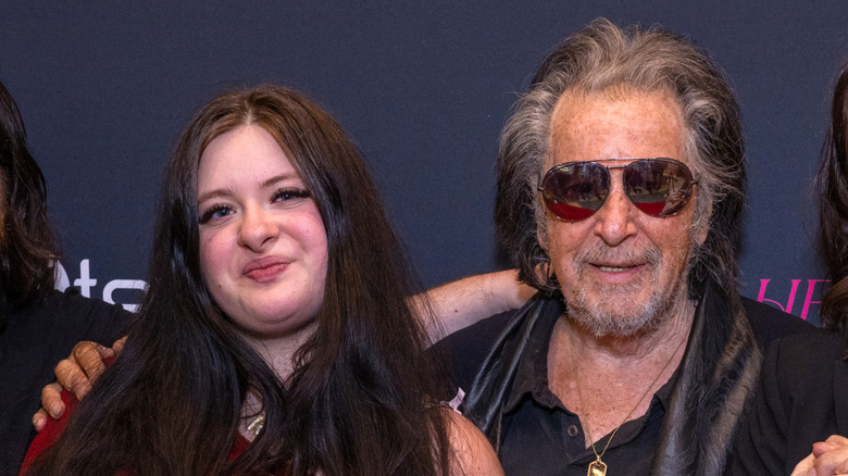 Olivia y Al Pacino posan en una alfombra roja en 2026
