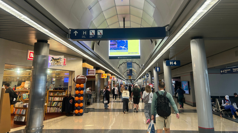 Dentro de la Terminal 3 del Aeropuerto Internacional O'Hare de Chicago