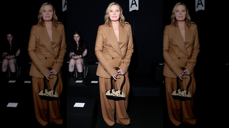Kim Cattrall asiste al desfile otoño/invierno de Nina Ricci Womenswear durante la Semana de la Moda de París en marzo de 2025
