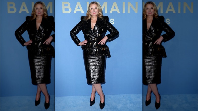 Kim Cattrall asiste al desfile primavera/verano de ropa femenina de Balmain durante la Semana de la Moda de París en septiembre de 2023