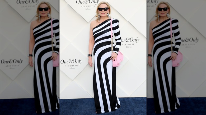 Kim Cattrall llega a la gran fiesta de inauguración de One&Only Aesthesis en Atenas, Grecia, en junio de 2024