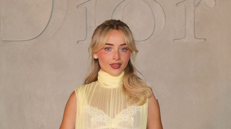 Sabrina Carpenter con un vestido amarillo transparente