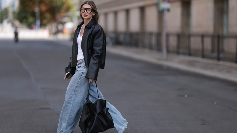 Sophia Geiss con jeans holgados en Alemania en 2026.