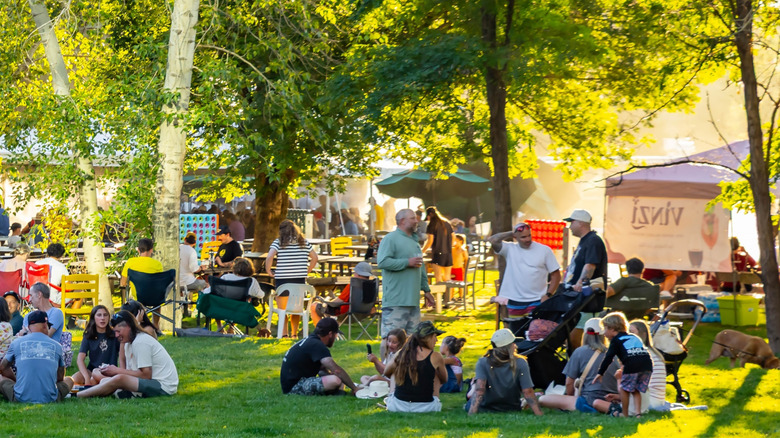 Los comensales se reunieron en el césped del parque de camiones de comida Green Acres a lo largo del cinturón verde del río Boise en Idaho.