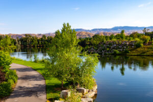 Uno de los parques más vibrantes de Idaho es un sendero bordeado de árboles junto al río que atraviesa el corazón de Boise
