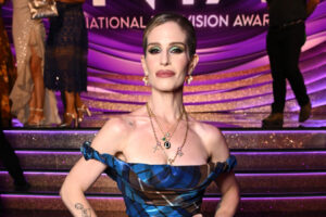 Kelly Osbourne lució bonita en el punk en las NTA de 2026 y dominó las tendencias de color más importantes del otoño