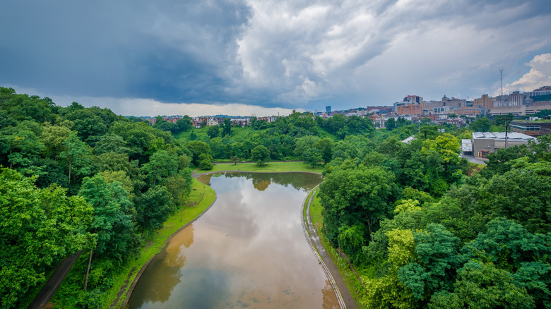Una vista aérea del lago Panther Hollow en un día nublado de verano en Pittsburgh