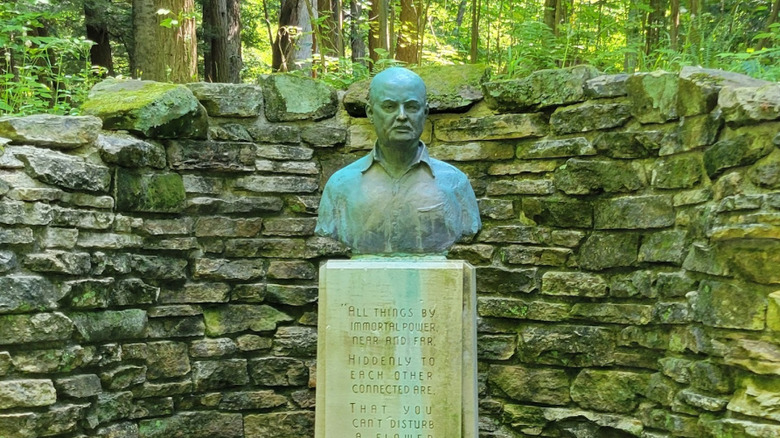 Un busto del coronel Lieber en un pequeño monumento rodeado de piedras apiladas en el Parque Estatal Turkey Run en Indiana