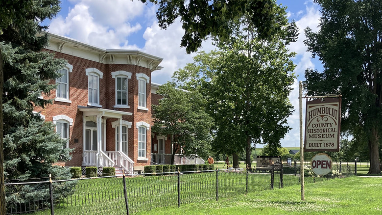 La fachada de estilo italiano del Museo Histórico del Condado de Humboldt, cerca de Humboldt, Iowa