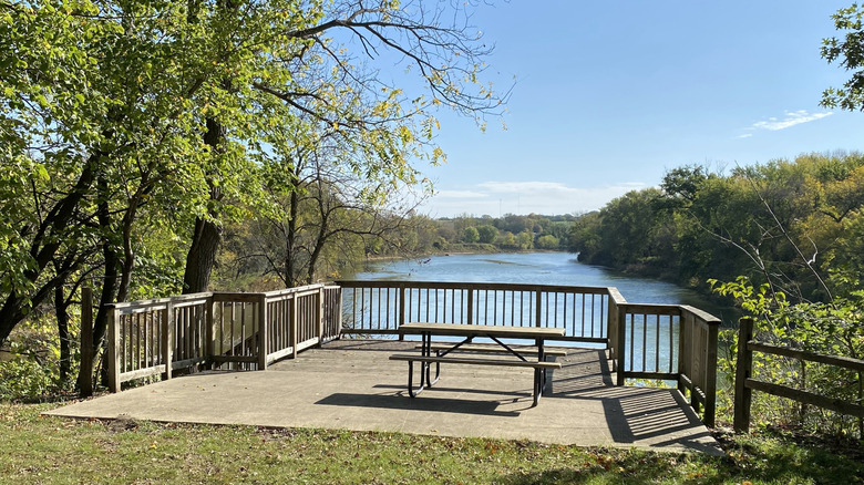 Mesas de picnic con vistas al río en el Parque Estatal Frank A. Gotch en Humboldt, Iowa