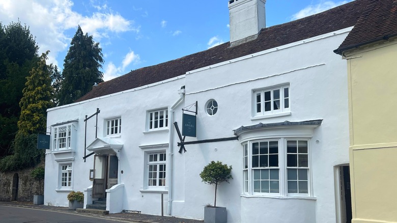 Entrada principal del Angel Inn en Petworth, Inglaterra