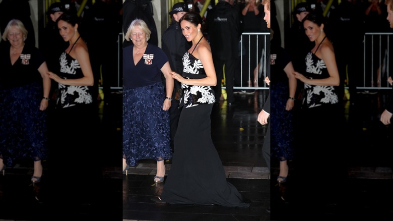 Meghan Markle pasea luciendo una maxifalda negra y un top monocromático de lentejuelas