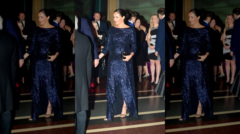Meghan Markle con un vestido largo de lentejuelas azul marino