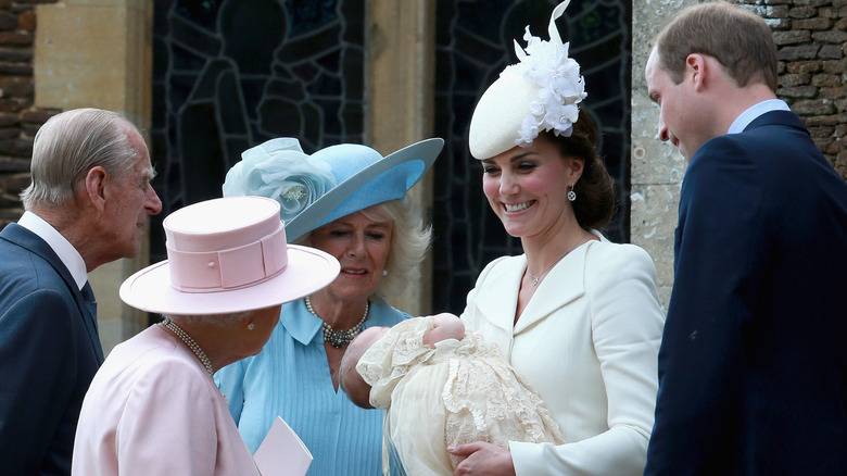 Kate Middleton y el príncipe William bautizando a la princesa Charlotte
