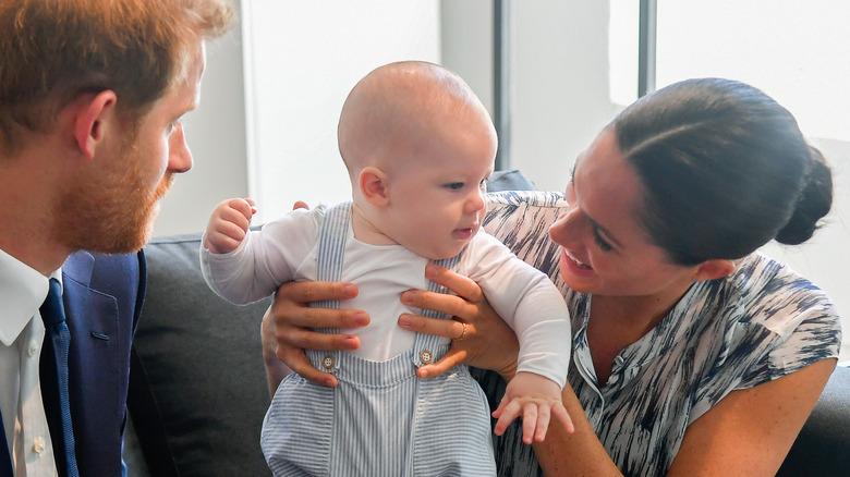 El príncipe Harry y Meghan Markle con el príncipe Archie