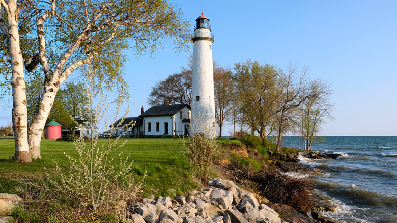 Faro de Pointe Aux Barques en Lighthouse County Park en el condado de Huron, Michigan