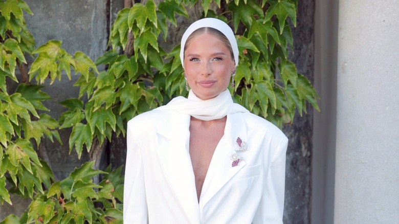 Beatrice Parozzi luce un broche rosa durante el Festival Internacional de Cine de Venecia en 2026.