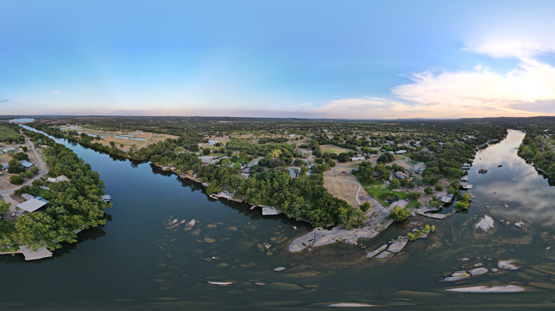 Vías fluviales y flora del lago LBJ en Texas