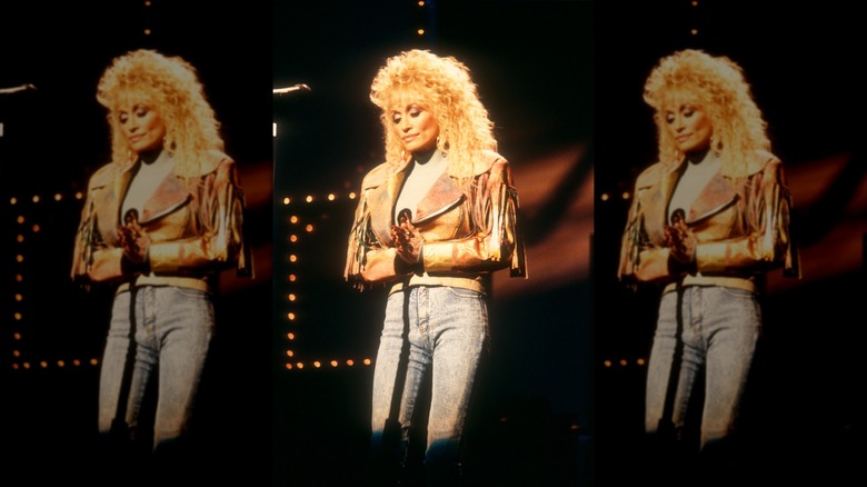 Dolly Parton con chaqueta de cuero y jeans ajustados