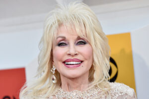Cómo la difícil infancia de Dolly Parton la ayudó a cambiar la narrativa de la ‘rubia tonta’