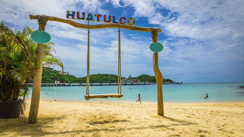 Un columpio en una de las hermosas playas de arena blanca de Huatulco, México.