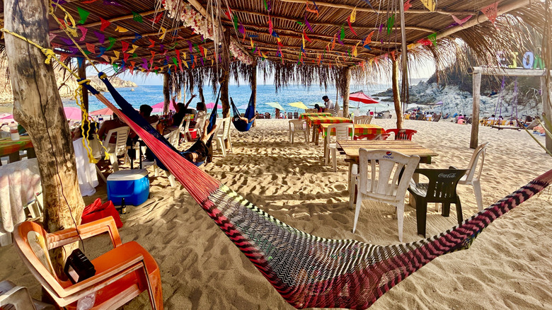 Una hamaca colgada en un bar en la playa de Tejon Beach en Huatulco, México