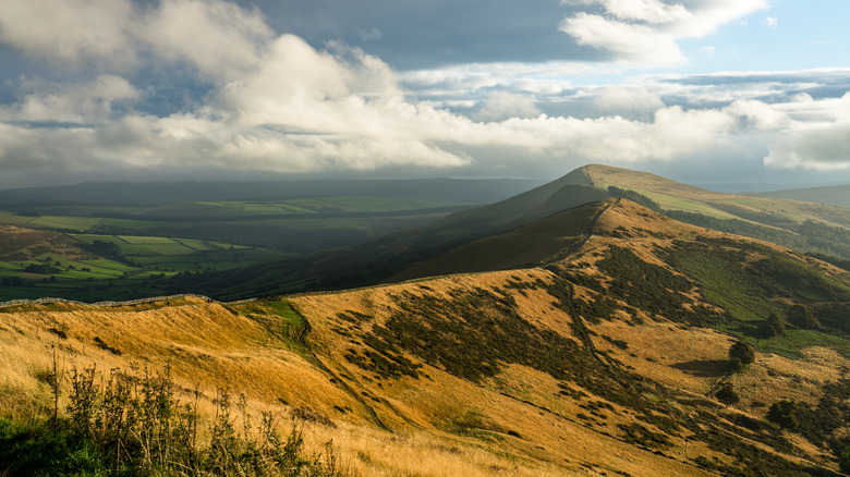 Camino de Great Ridge y Mam Tor en un día nublado y cambiante