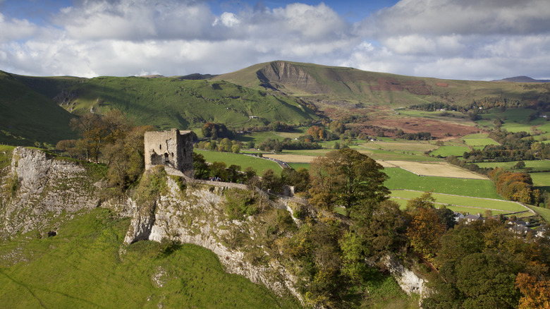 Vista aérea de las ruinas del castillo de Peveril